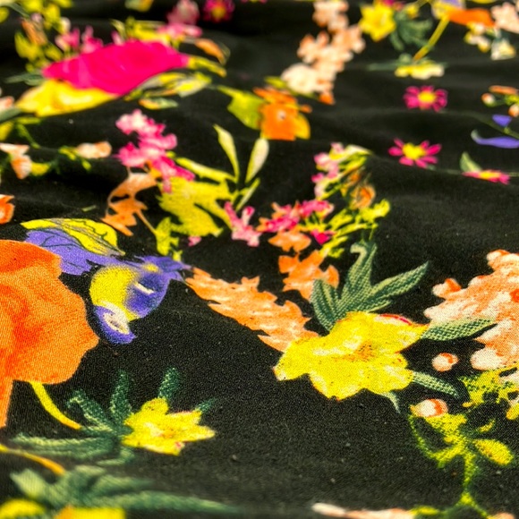Beautiful black floral top! Size large, but fits well on a medium, too. - Picture 3 of 3